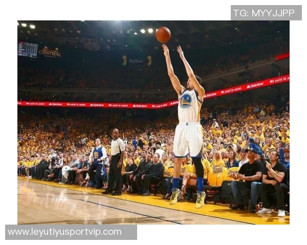 文班低位强攻遭布克防守犯规本场第4次犯规引发争议